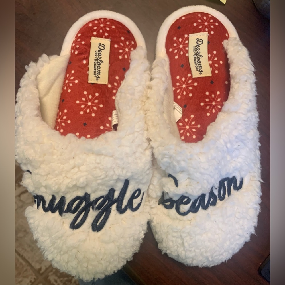 Dearfoams ladies White Cozy Slippers Snuggle Season size small 5-6